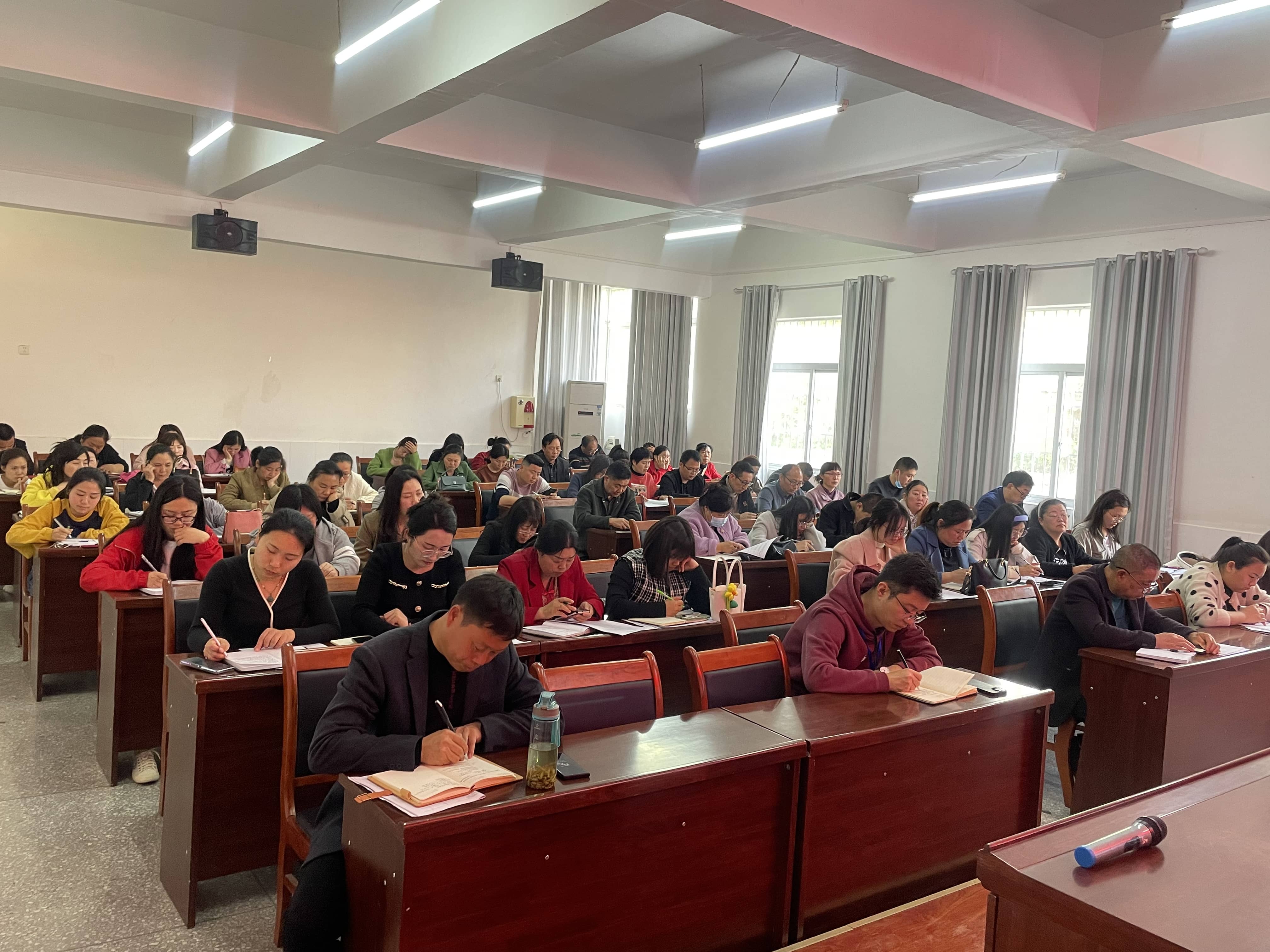 践师德 铸师魂 育新人——记宜城市板桥小学“以身边优秀教师为榜样”的报告会(图4)