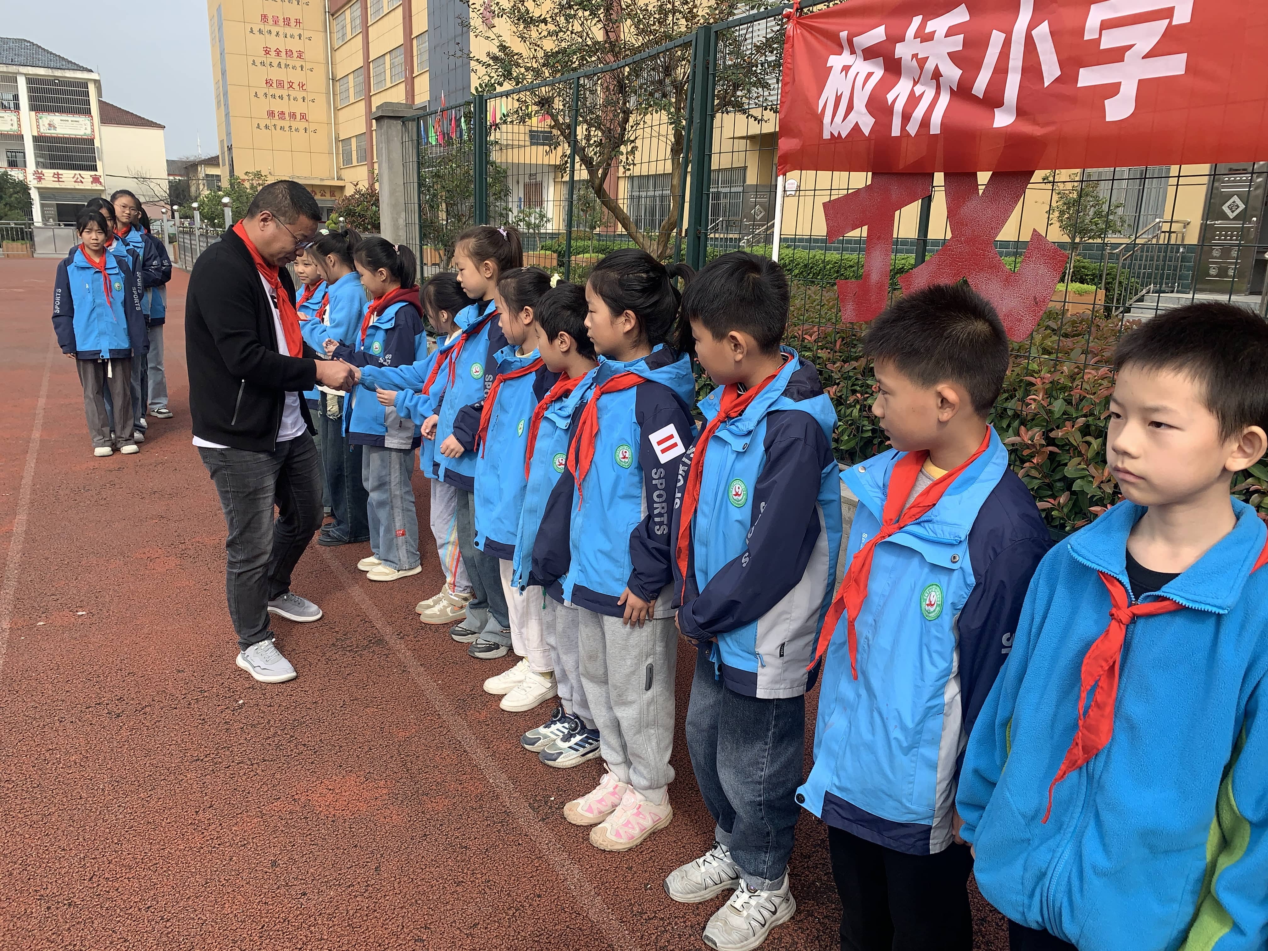 板桥小学“争做新时代好队员——10.13主题队日”活动总结(图4)