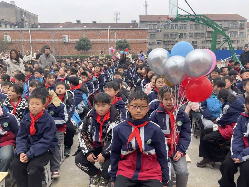 龙行龘龘启新篇 鹏程朤朤向未来——板桥小学2024 年春季开学典礼(图1)