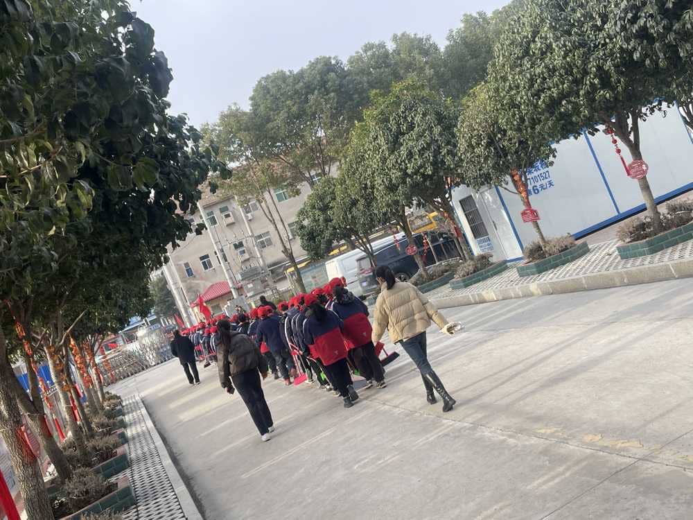 2024年板桥小学少先队“‘锋’华正茂---学雷锋社区义务劳动”主题队日(图1)