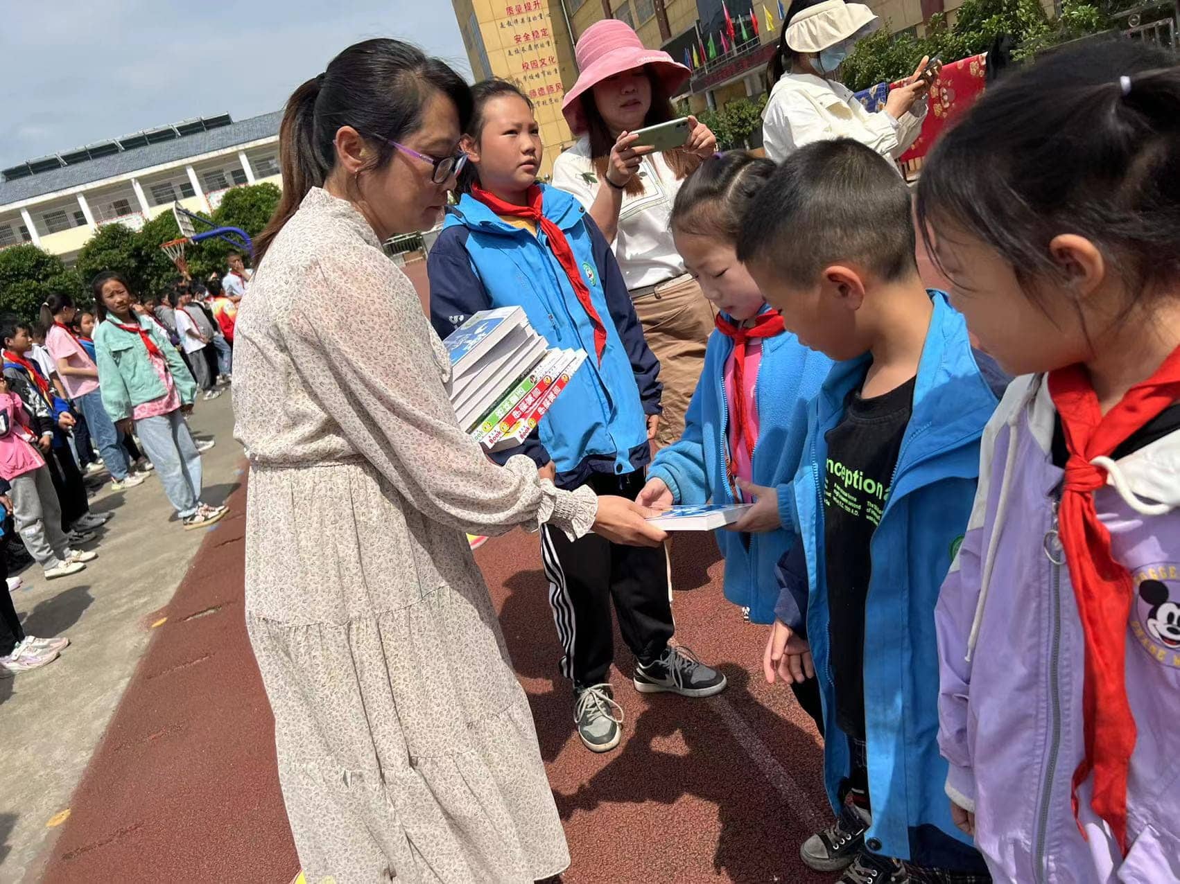只争朝夕 不负韶华——板桥小学举行期中测试表彰大会暨模范班级授牌仪式(图2)
