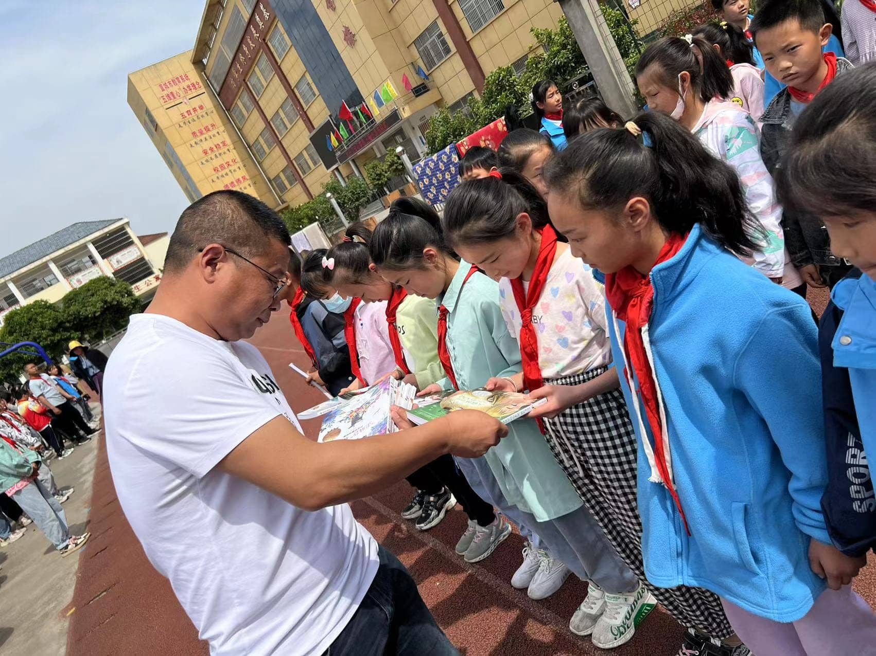 只争朝夕 不负韶华——板桥小学举行期中测试表彰大会暨模范班级授牌仪式(图4)