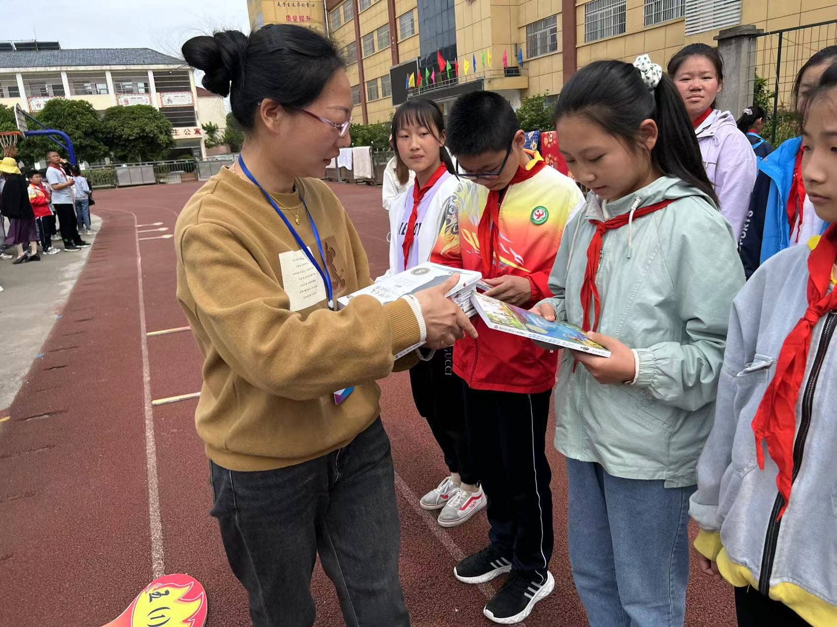 只争朝夕 不负韶华——板桥小学举行期中测试表彰大会暨模范班级授牌仪式(图6)