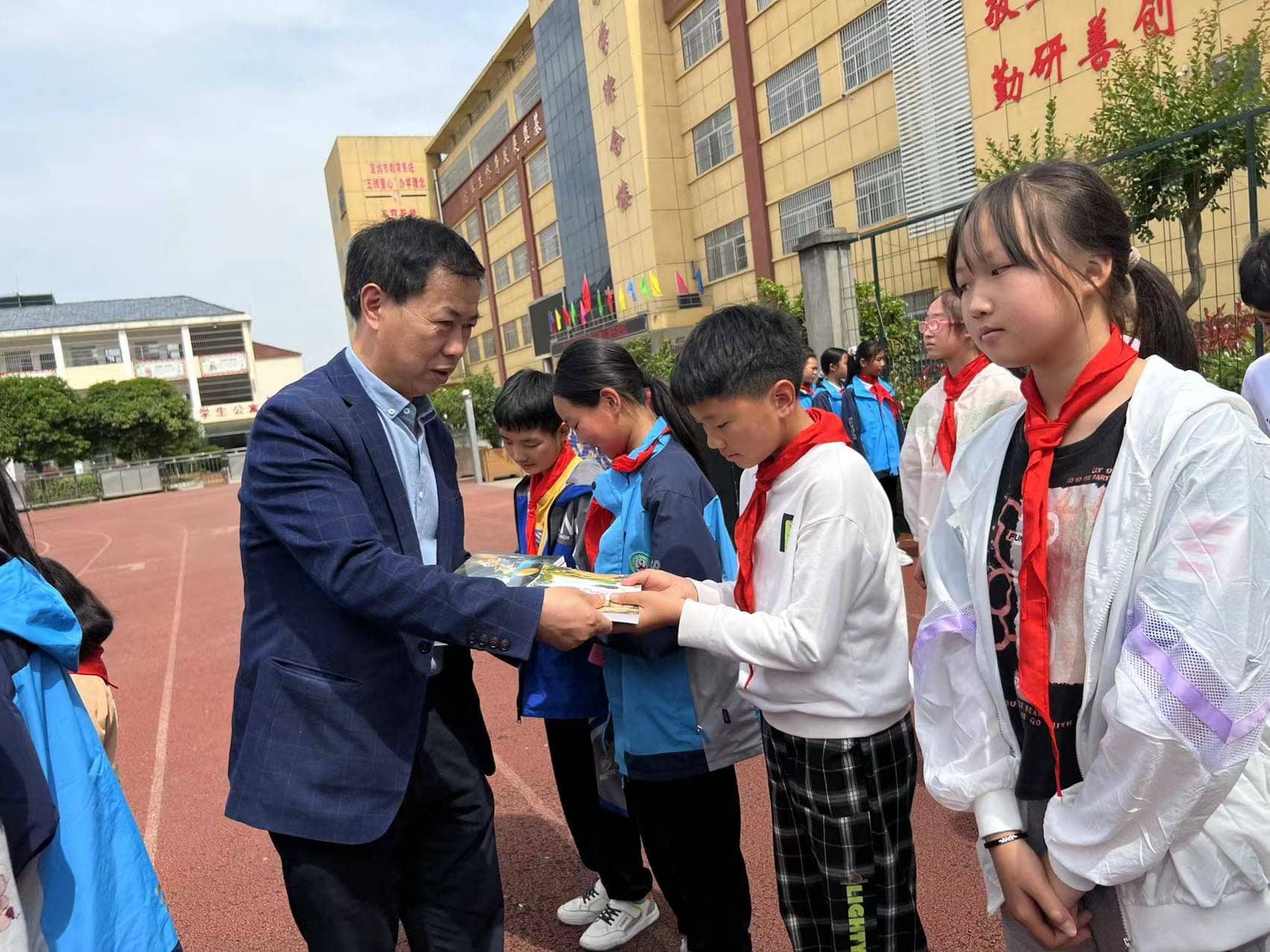 只争朝夕 不负韶华——板桥小学举行期中测试表彰大会暨模范班级授牌仪式(图5)