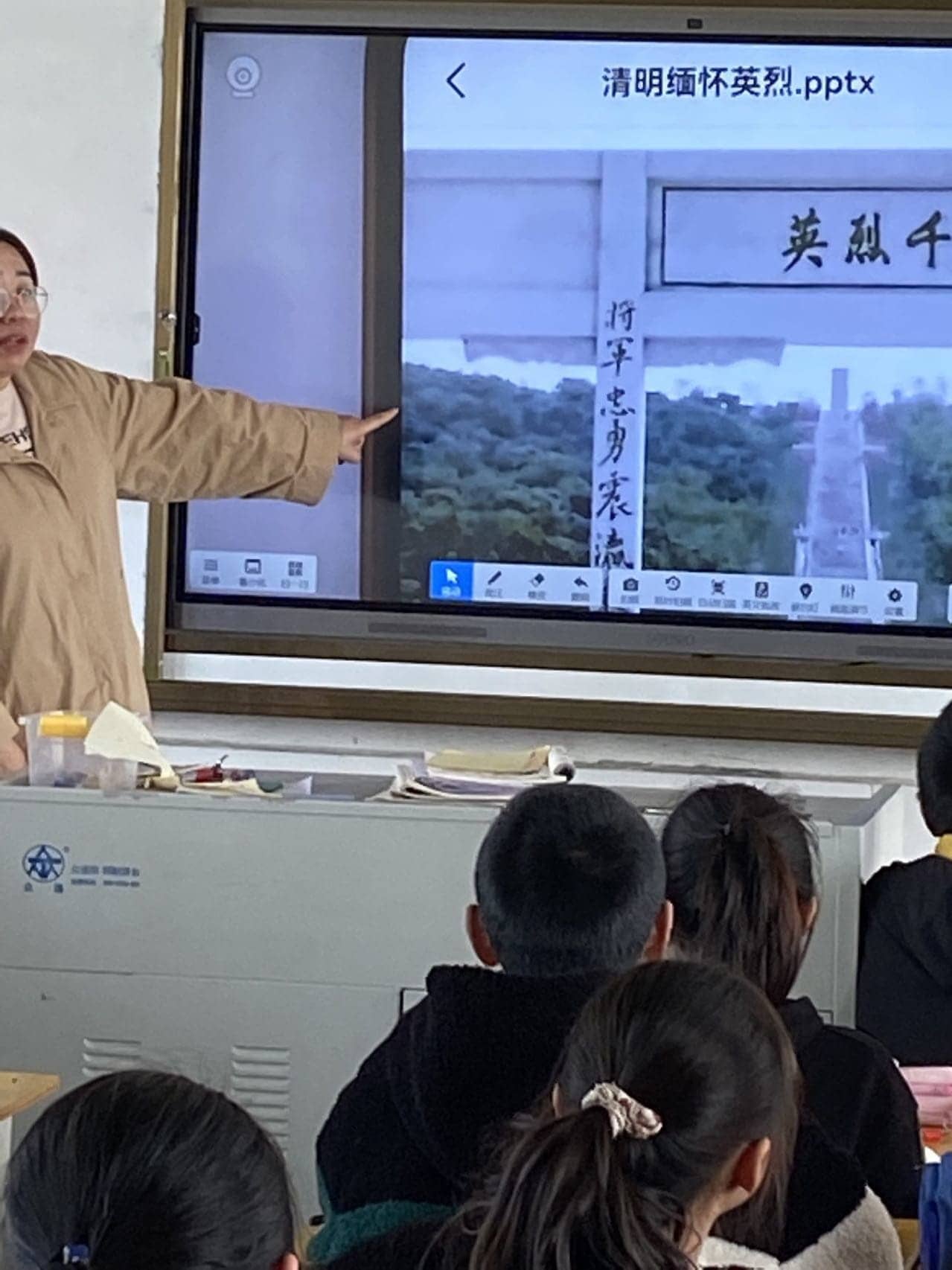 六（3）清明节缅怀先烈主题班会(图3)