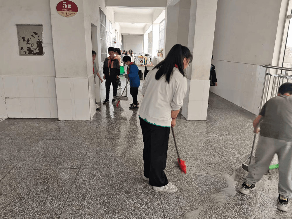 板桥小学开展“劳动最光荣，加油好少年”主题教育实践活动(图1)