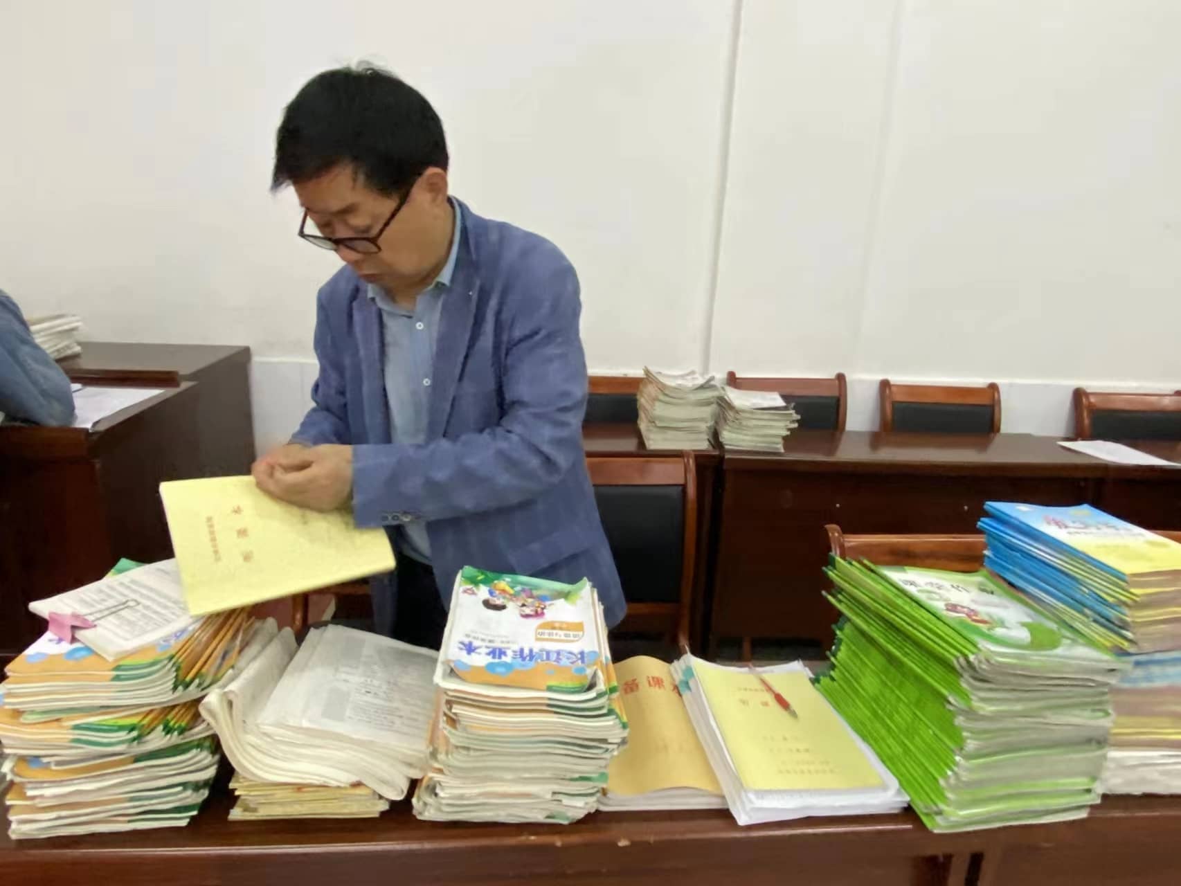 立足常规，夯实细节----宜城市板桥店镇板桥村小学开展教学常规检查(图1)