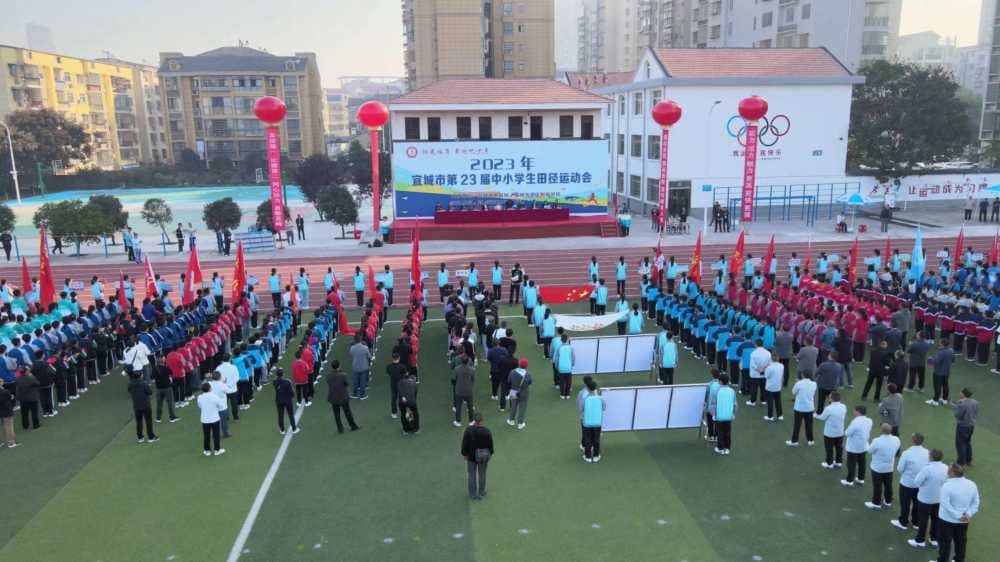 祝贺我校两名体育健儿在运动会中获得佳绩(图1)