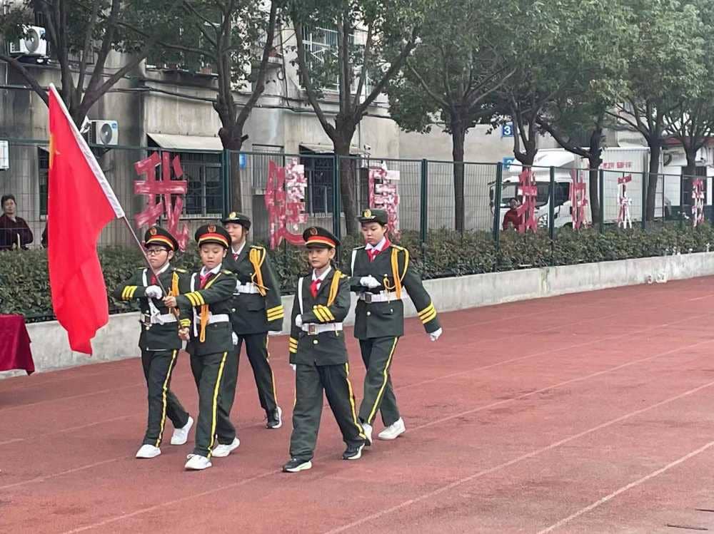 驰骋赛场，青春飞扬--记板桥小学隆重举行第一届体育节(图2)