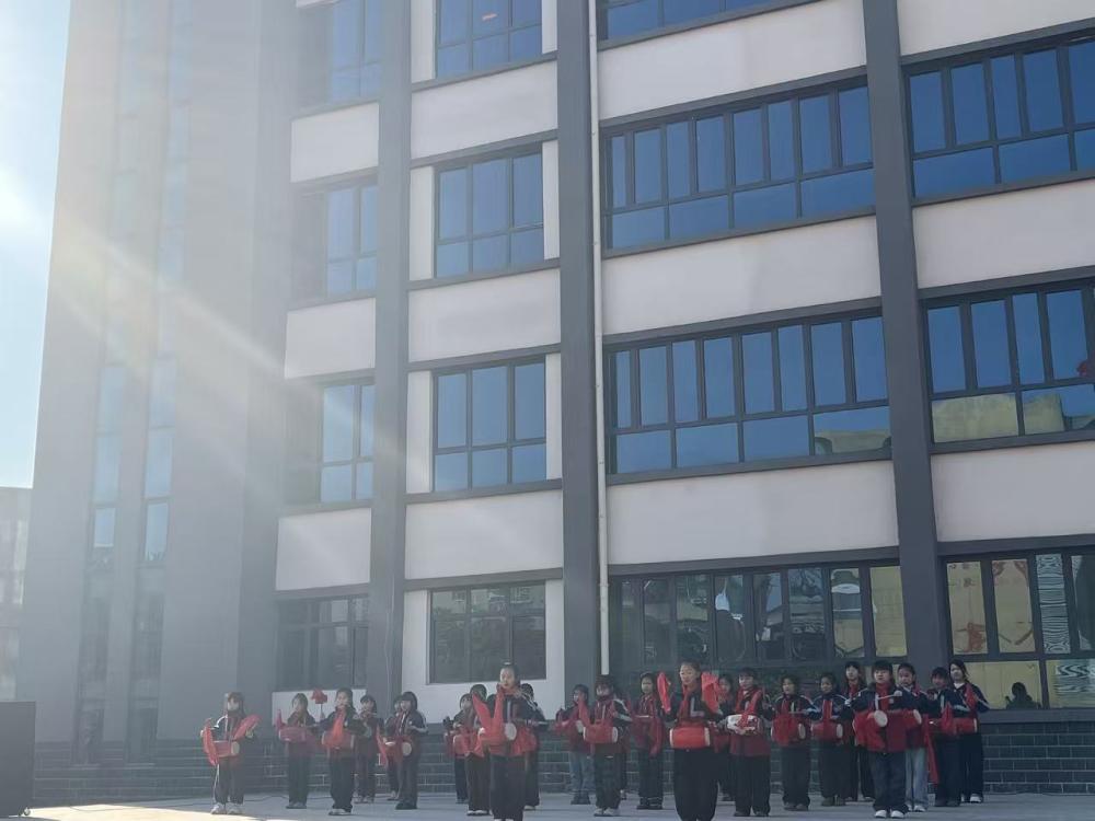 落实“五育并举”,绽放多彩童年 ——我校特色课程成果展演活动精彩纷呈(图2) 落实“五育并举”,绽放多彩童年 ——我校特色课程成果展演活动精彩纷呈(图2)