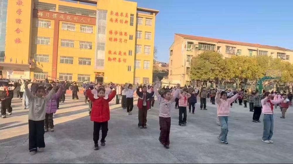 落实“五育并举”,绽放多彩童年 ——我校特色课程成果展演活动精彩纷呈(图3) 落实“五育并举”,绽放多彩童年 ——我校特色课程成果展演活动精彩纷呈(图3)