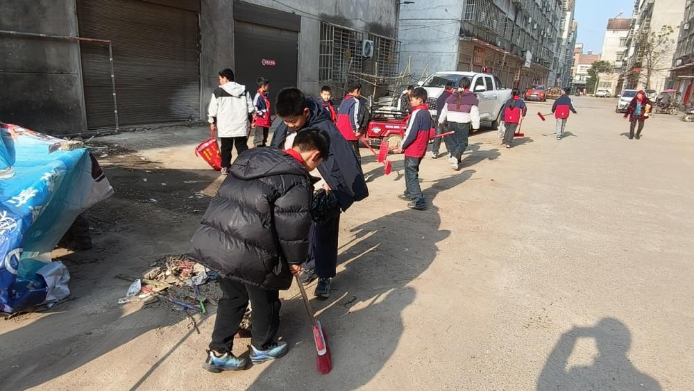 板桥小学少先大队学雷锋社区义务劳动主题队日(图4)