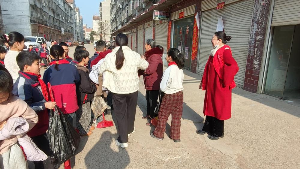 板桥小学少先大队学雷锋社区义务劳动主题队日(图5)