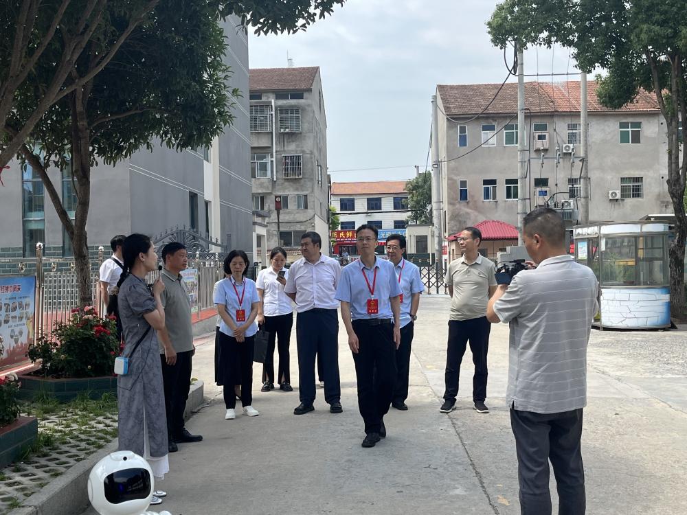 “交流促提升 共进谋发展”——襄阳市人大常委会一行来我校考察交流(图1)