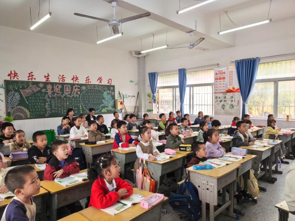 家校共育，共筑未来——板桥小学“家长开放日”活动(图4)